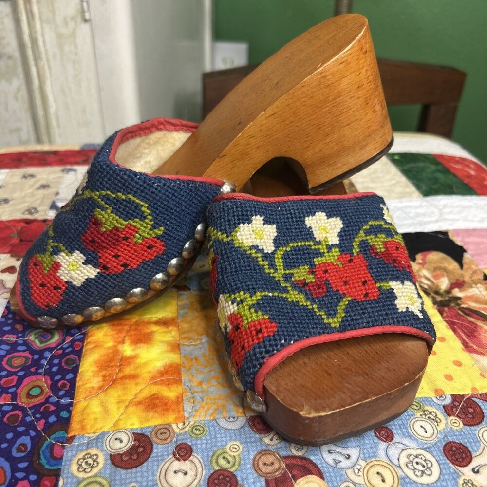 1970s Vtg Wooden Clog Size 7 w/ Strawberries Cottage Country Boho Artsy - Picture 2 of 16